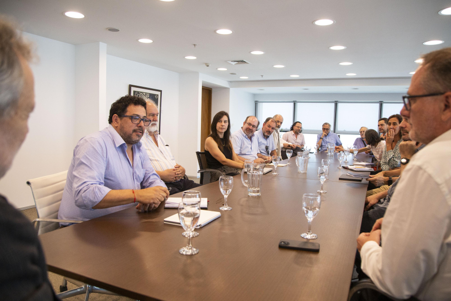 Secretario de la Presidencia, Alejandro Sánchez, dialoga junto a integrantes del Secretaría Nacional de Ciencia y Valori
