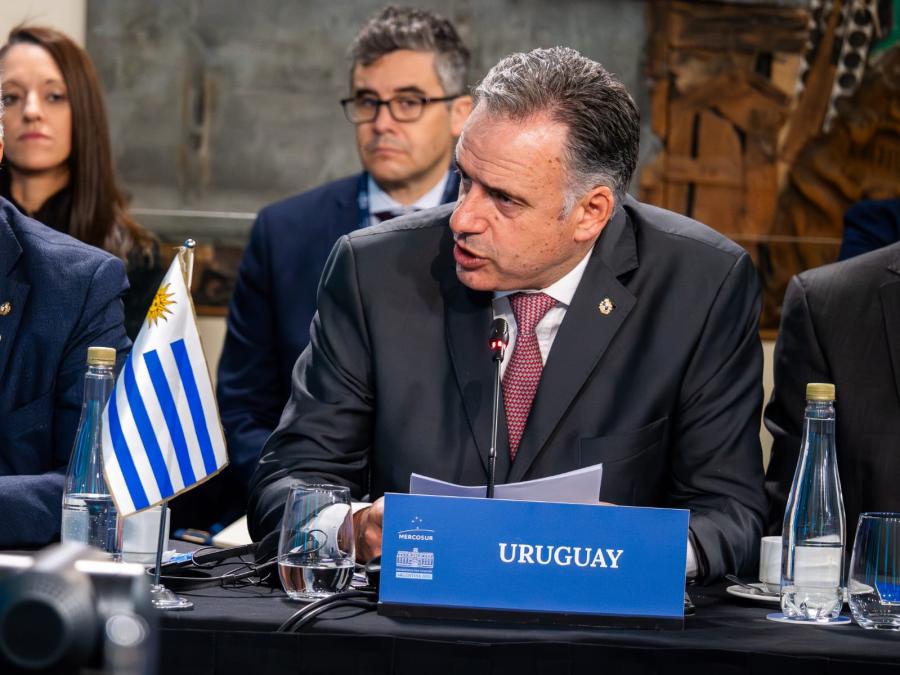 Presidente Yamandú Orsi durante su exposición en la reunión plenaria del bloque 