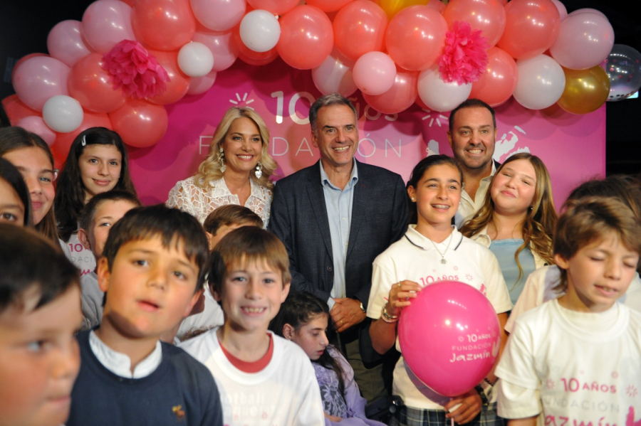 Presidente Orsi con presidenta de Fundación Jazmín y niños