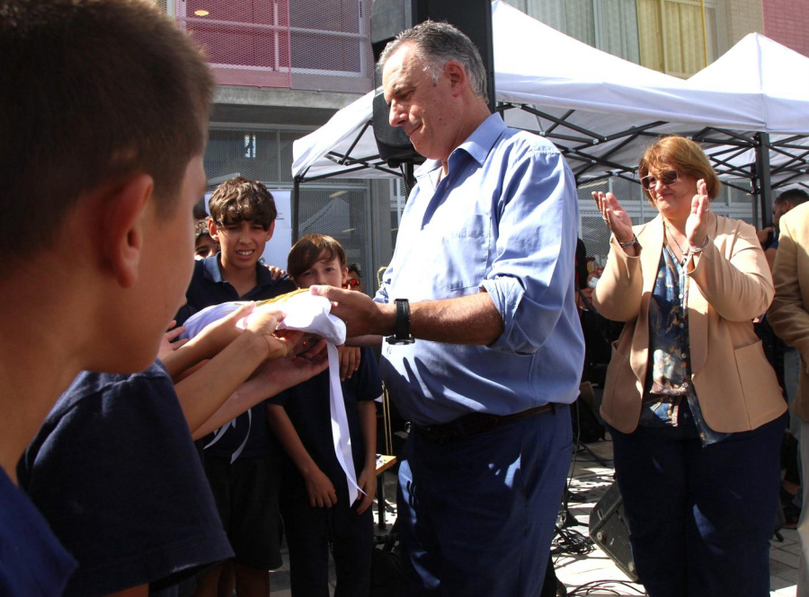 Presidente Orsi entrega pabellón nacional a estudiantes de la nueva escuela técnica de Florida