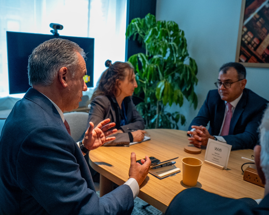 Presidente Yamandú Orsi con alto ejecutivo de Google, Karan Bhatia