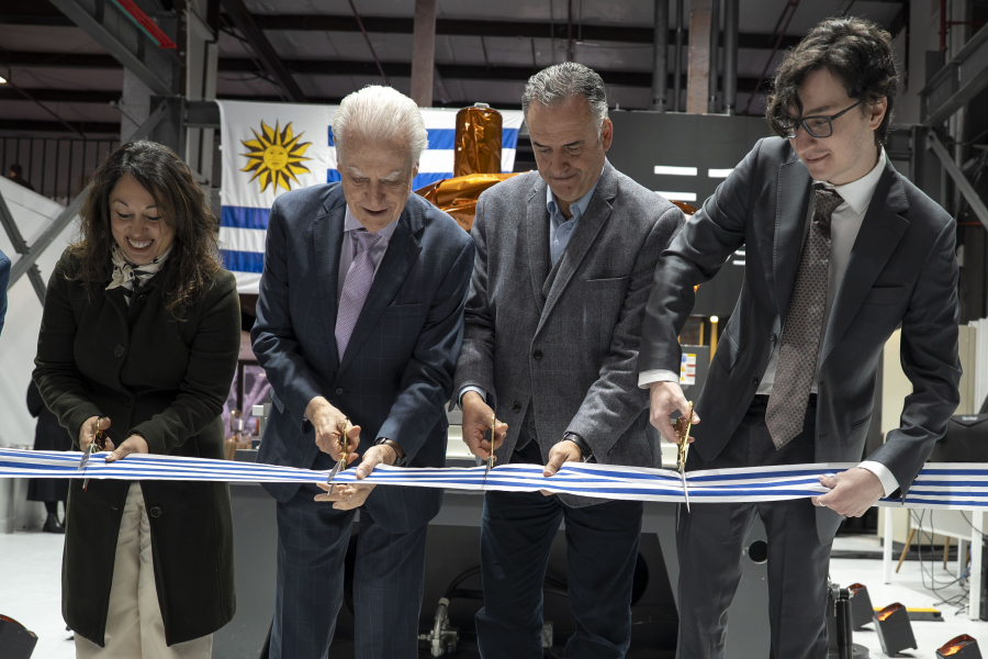 Fernanda Cardona, Orlando Dovat, Yamandú Orsi e Ignacio Belieres en inauguración de planta de Epic Aerospaces