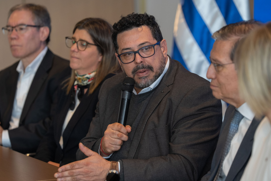 Alejandro Sánchez y autoridades en firma de convenio con la CAF