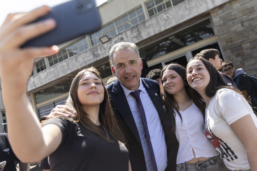 Yamandú Orsi junto a estudiantes del liceo Tomás Berreta, Canelones