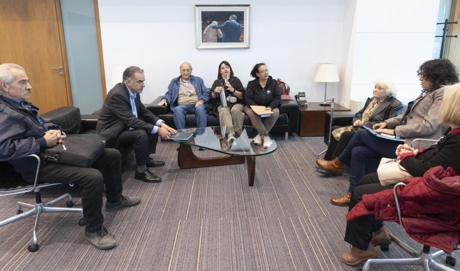 Orsi con familiares de detenidos desparecidos