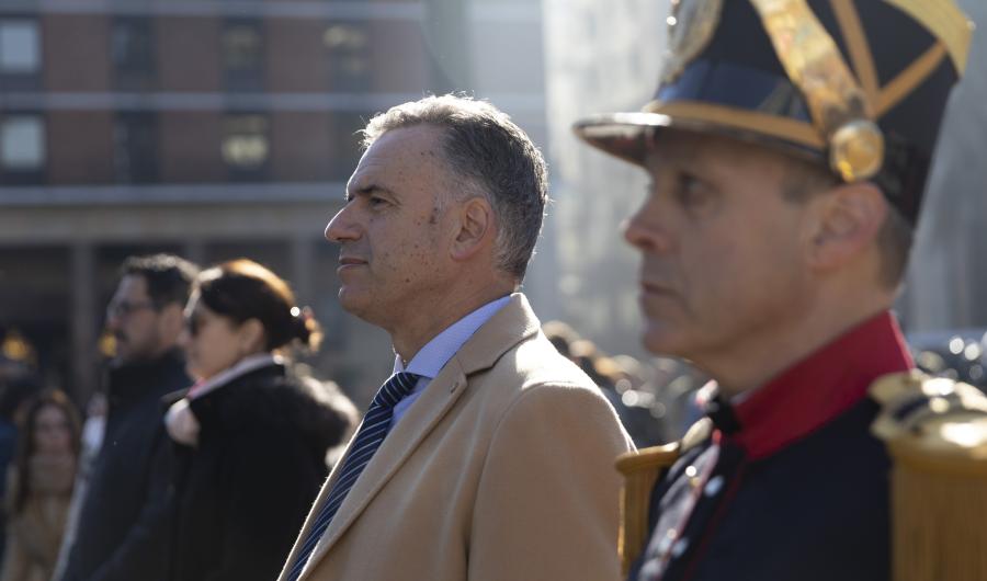 Presidente Yamandú Orsi frente al monumento a José Artigas, en plaza Independencia