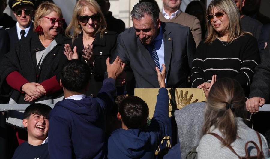 Presidente Yamandú Orsi saluda a estudiantes desde el palco