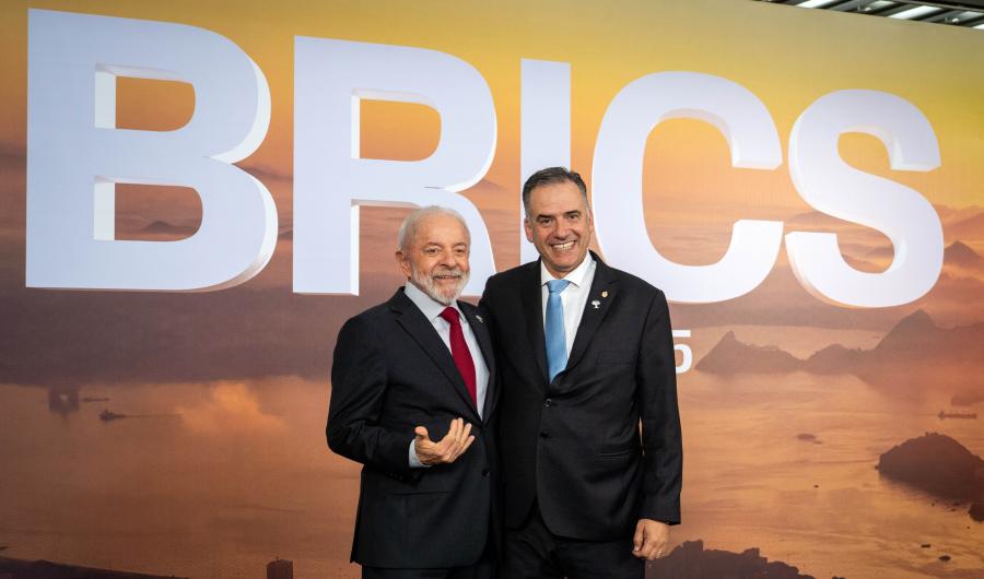 Presidente Yamandú Orsi junto a su par brasileño, Luiz Inácio Lula da Silva