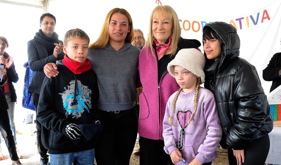Presidenta de la República en ejercicio, Carolina Cosse, junto a una familia beneficiaria