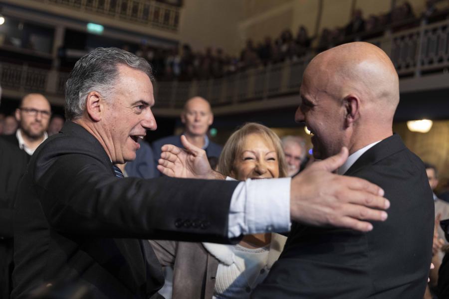 Presidente Yamandú Orsi saludando a Francisco Legnani