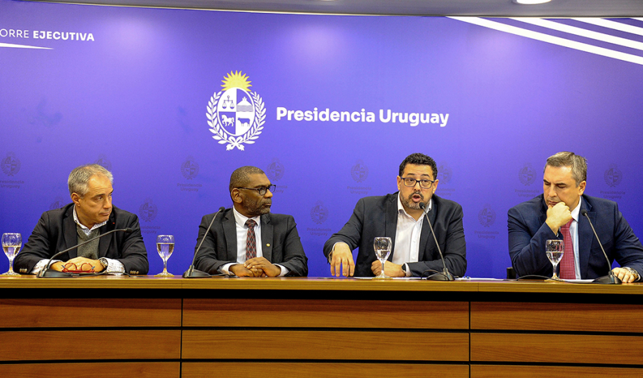 Autoridades en conferencia de prensa