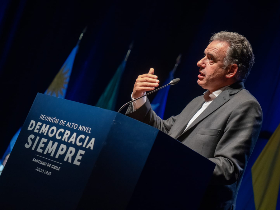 Presidente Orsi hablando desde el atril en encuentro en Chile