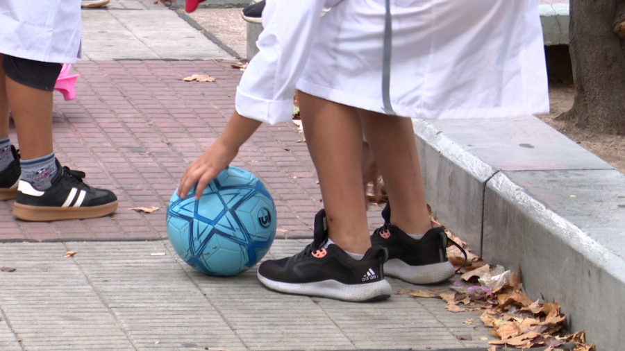 Escolar con una pelota de fútbol
