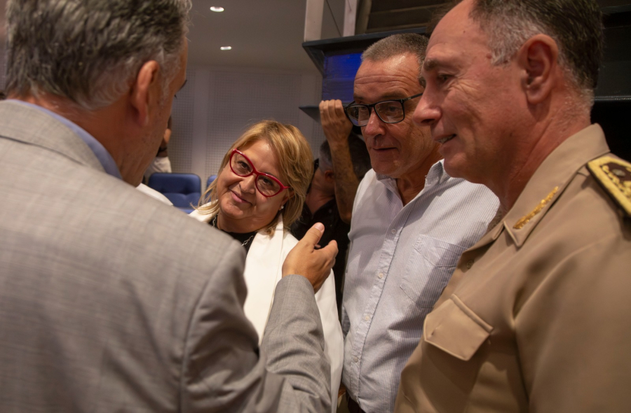 Presidente Orsi, ministra Sandra Lazo, director Jaime Saavedra y comandante en jefe del Ejército, Mario Stevenazzi
