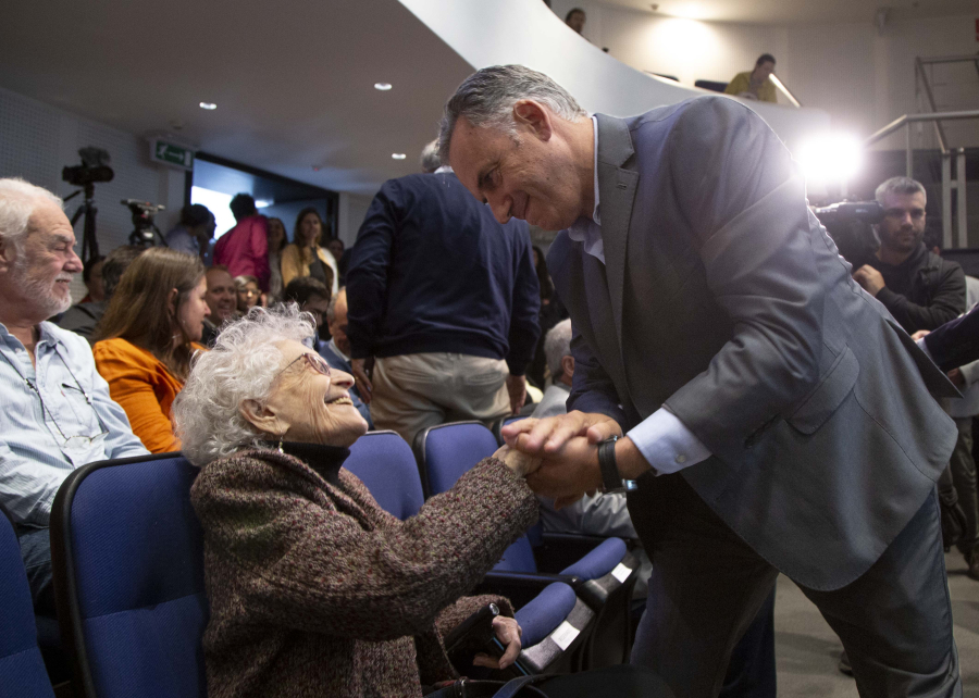 Presidente Orsi saluda con un apretón de manos a la ingeniera Ida Holz