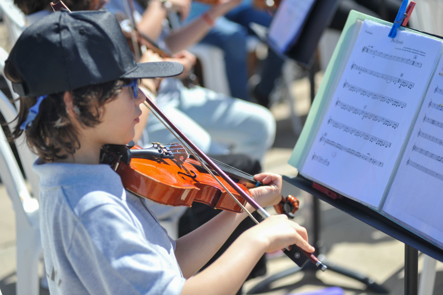 Niño toca el violín