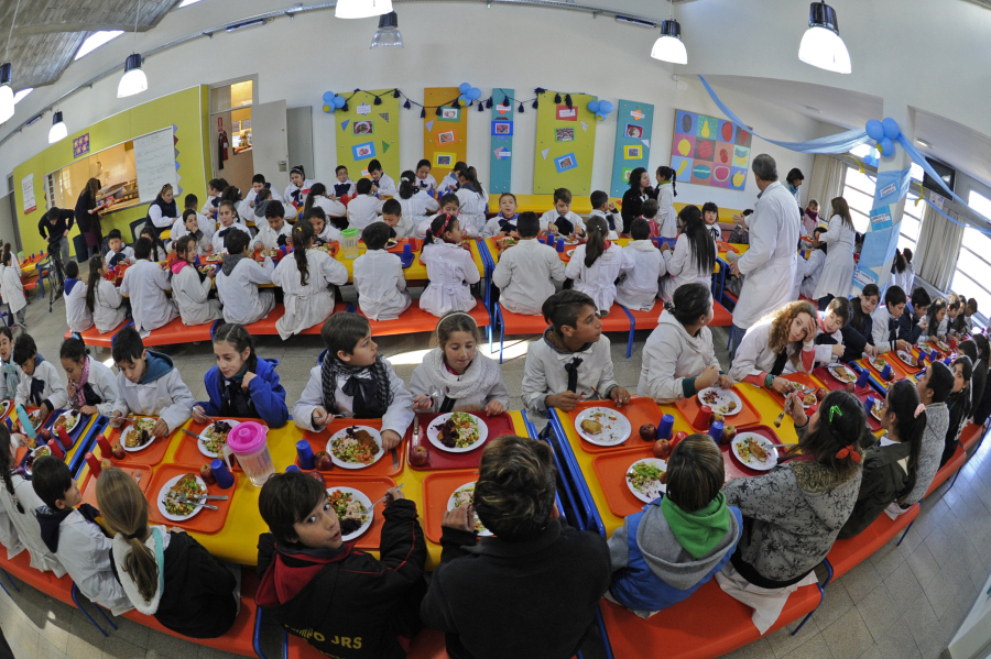 Escolares en comedor 