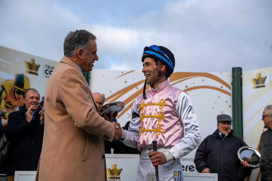 Presidente Orsi entrega premios en Maroñas