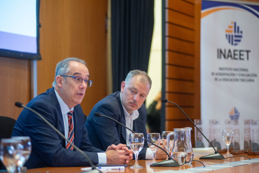 Ministro de Educación, José Carlos Mahía, habla en mesa de autoridades. A su lado, el director nacional de Educación, Ga