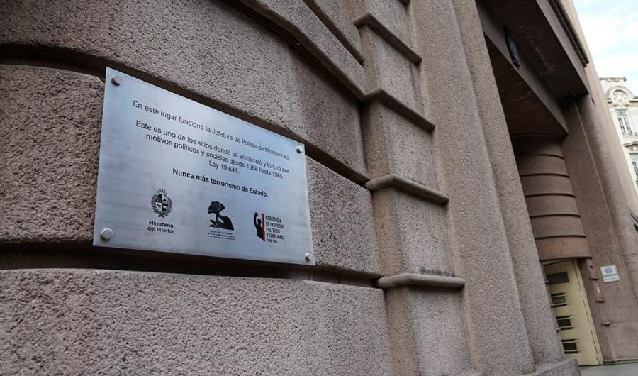 Placa de la Memoria en ex Jefatura de Policía de Montevideo