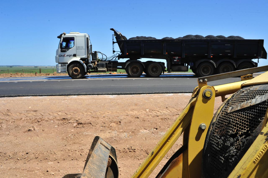 Camión de gran porte, con carga, circula por una ruta nacional