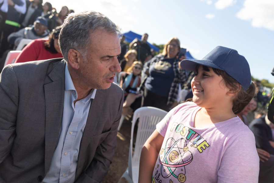 Orsi con niña del barrio Nuevo Comienzo