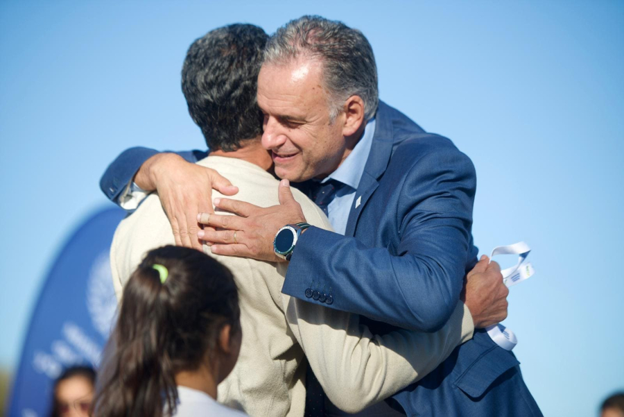 Presidente Orsi entrega llaves a beneficiario de Campo Galusso