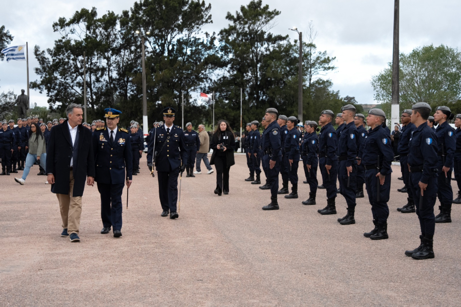 Presidente Orsi pasando revista a efectivos policiales