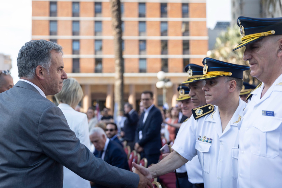 Orsi saluda a efectivos policiales