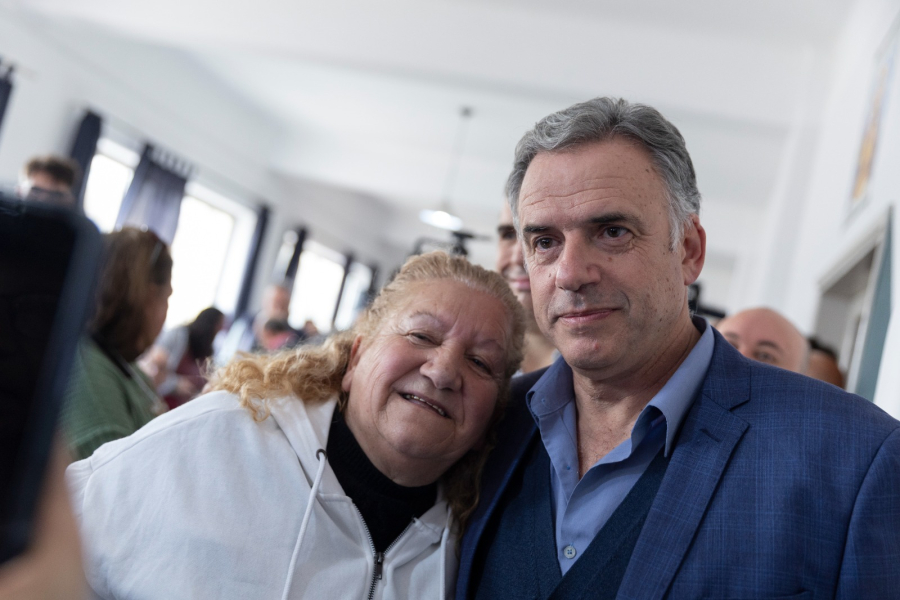 Orsi con vecina de Juan Lacaze