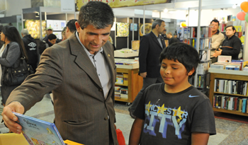 Vicepresidente Raúl Sendic recorrió la Feria del Libro de Montevideo Vicepresidente Raúl Sendic recorrió la Feria del Libro de Montevideo
