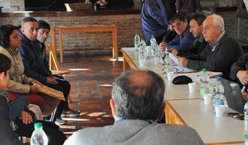 Ministro Víctor Rossi en audiencia con vecinos del este de Montevideo