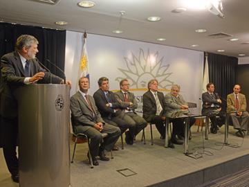 Presidente Mujica y otras autoridades de Gobierno en acto de firma de contrato entre Gas Sayago y GDF Suez