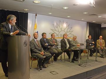 Presidente Mujica y otras autoridades de Gobierno en acto de firma de contrato entre Gas Sayago y GDF Suez Presidente Mujica y otras autoridades de Gobierno en acto de firma de contrato entre Gas Sayago y GDF Suez