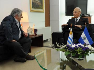 El Presidente de la República, José Mujica, y el embajador de El Salvador, Carlos Abarca Gómez El Presidente de la República, José Mujica, y el embajador de El Salvador, Carlos Abarca Gómez