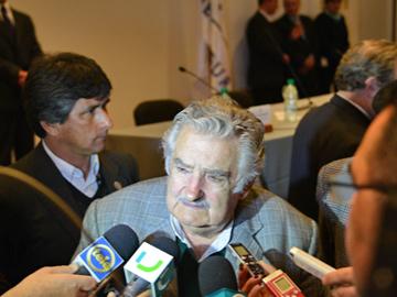 Presidente José Mujica en declaraciones a la prensa en el Salón de Actos de la Torre Ejecutiva Presidente José Mujica en declaraciones a la prensa en el Salón de Actos de la Torre Ejecutiva