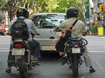 Motociclistas en el tránsito de Montevideo