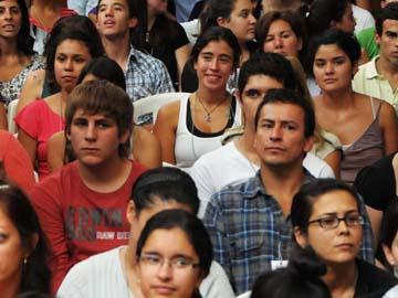 Jóvenes asisten al lanzamiento del Programa Compromiso Educativo en el INJU Jóvenes asisten al lanzamiento del Programa Compromiso Educativo en el INJU