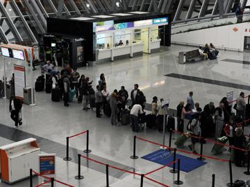 Interiores del Aeropuerto Internacional de Carrasco Interiores del Aeropuerto Internacional de Carrasco