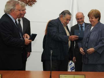 El Presidente Mujica saluda a los nuevos integrantes de la Junta El Presidente Mujica saluda a los nuevos integrantes de la Junta