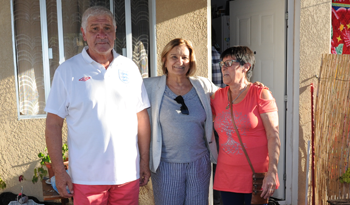 Ministra Eneida de León con propietarios de viviendas