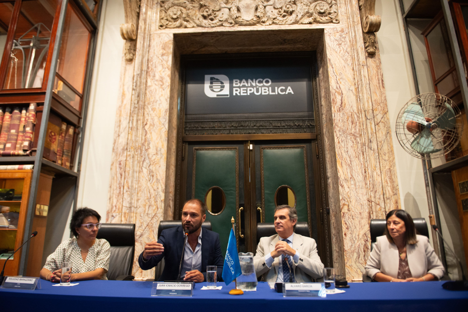 Autoridades de BROU y ANDE en firma de convenio