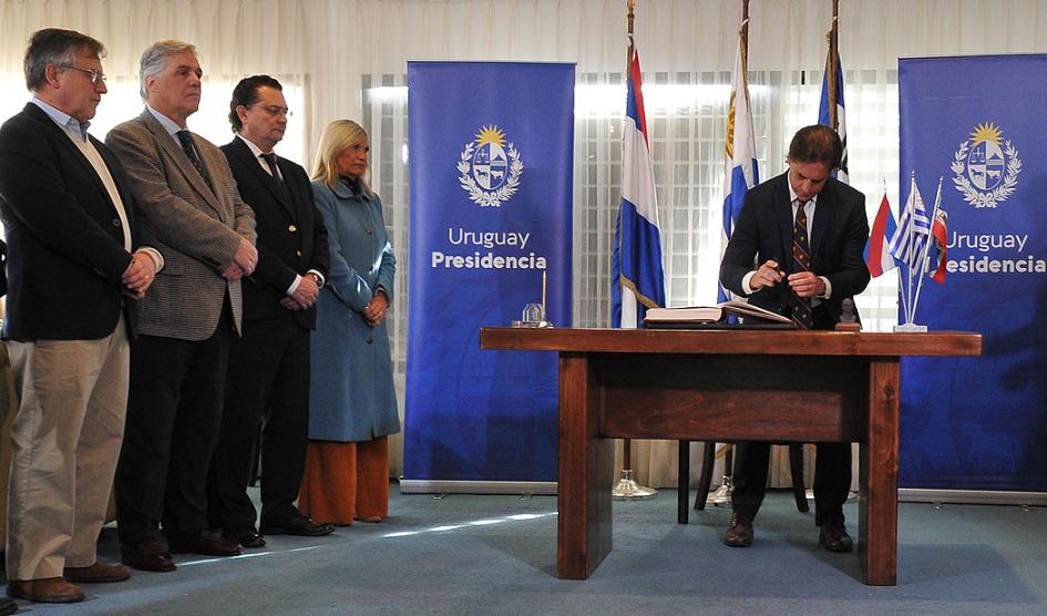 Presidente Lacalle Pou firma traspaso de mando 