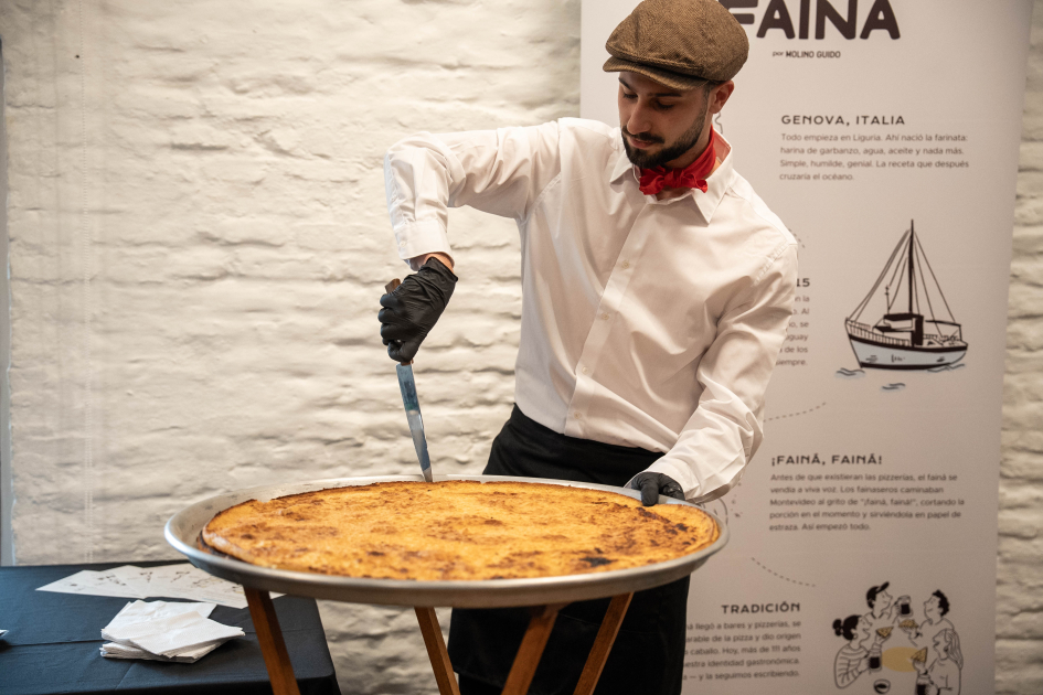 Cocinero elaborando fainá