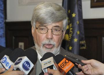 Eduardo Bonomi, hablando a la prensa Eduardo Bonomi, hablando a la prensa