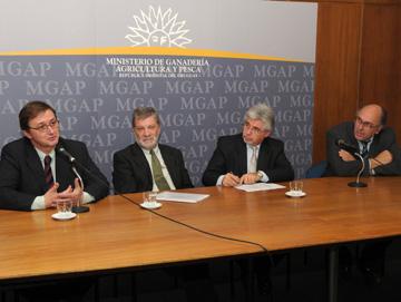 José Less, Roberto Kreimerman, Tabaré Aguere y Marcos Carámbula en la conferencia José Less, Roberto Kreimerman, Tabaré Aguere y Marcos Carámbula en la conferencia