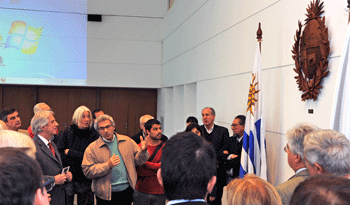Vázquez con alumnos de educación técnica. Vázquez con alumnos de educación técnica.