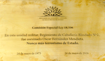 Placa en conmemoración de Óscar Fernández Mendieta
