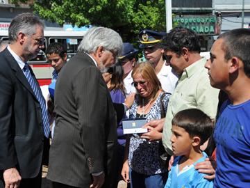 Ministro Bonomi saludándo a familiares de policías fallecidos