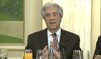 Presidente Vázquez en rueda de prensa en París Presidente Vázquez en rueda de prensa en París